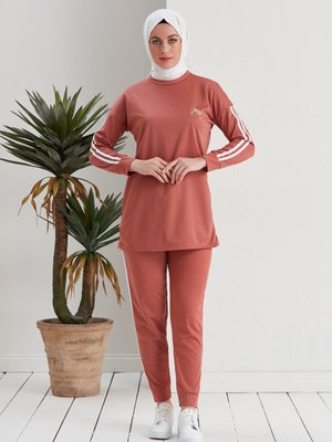 Sevimli Zürafala Baskılı Şerit Detaylı Eşofman Takımı Gül Kurusu Sevimli Zürafala Baskılı Şerit Detaylı Eşofman Takımı Gül Kurusu