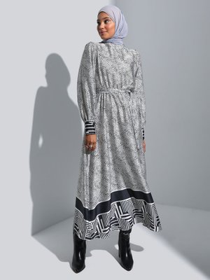 Siyah Beyaz Desenli Kuşaklı Balon Kollu Saten Elbise