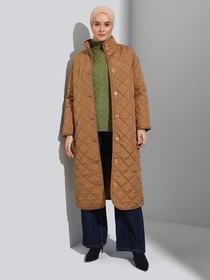 Düğme Detaylı Dik Yaka Kapitone Kaban Camel Düğme Detaylı Dik Yaka Kapitone Kaban Camel