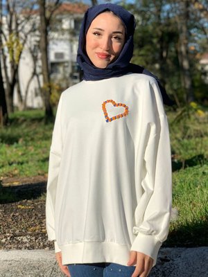 Ekru Kalp Nakışlı Sweat