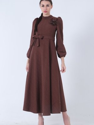 Kahve Tüvid Kumaş Çiçek Detaylı Kolları Lastikli Seyyar Kuşaklı Elbise Kahve Tüvid Kumaş Çiçek Detaylı Kolları Lastikli Seyyar Kuşaklı Elbise