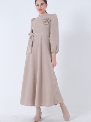 Bej Tüvid Kumaş Çiçek Detaylı Kolları Lastikli Seyyar Kuşaklı Elbise Bej Tüvid Kumaş Çiçek Detaylı Kolları Lastikli Seyyar Kuşaklı Elbise