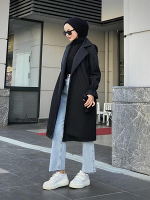 Kolu Fırfırlı Trençkot Siyah Kolu Fırfırlı Trençkot Siyah