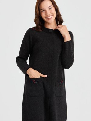 Siyah Dik Yaka Omzu Ve Cebi İşlemeli Uzun Kaban Siyah Dik Yaka Omzu Ve Cebi İşlemeli Uzun Kaban