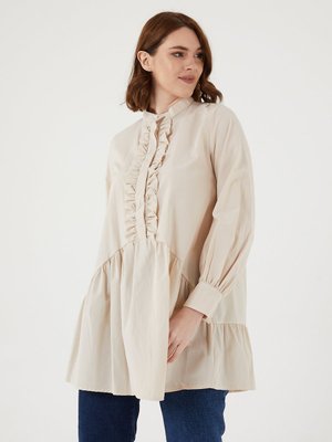 Bej Dik Yaka Düğmeli Fırfırlı Gömlek