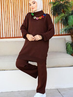 Renkli Kolye Detaylı Triko Takım Kahverengi