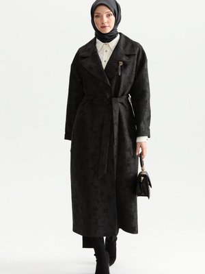 Siyah Broş Ve Kuşak Detaylı Kruvaze Yaka Uzun Kap