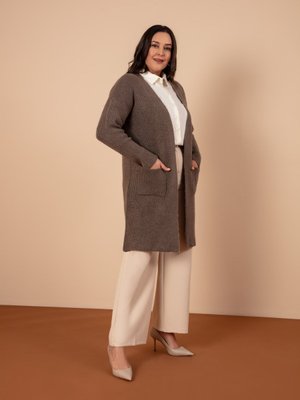 Koyu Vizon Cep Detaylı Yumuşak Büyük Beden Triko Hırka