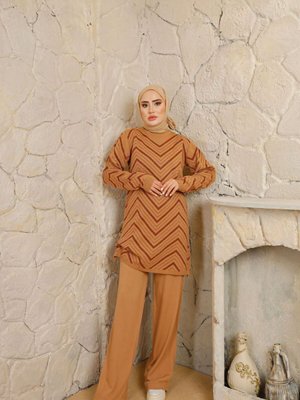 Kahverengi Zikzak Desenli Pantolonlu Takım