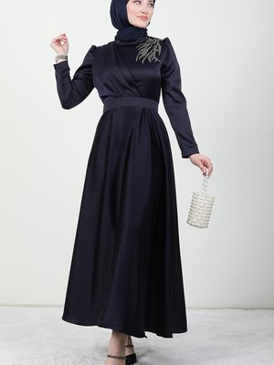 Omzu Taşlı Saten Abiye Elbise Koyu Lacivert Omzu Taşlı Saten Abiye Elbise Koyu Lacivert