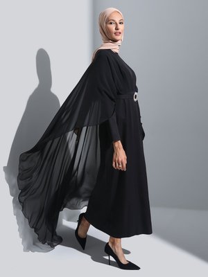 Siyah Şifon Pelerinli Kemerli Abiye Elbise
