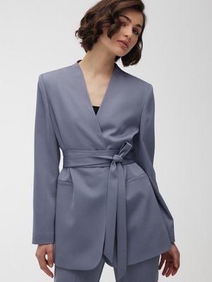 Kemerli Yakasız Saten Blazer Ceket Mavi Kemerli Yakasız Saten Blazer Ceket Mavi