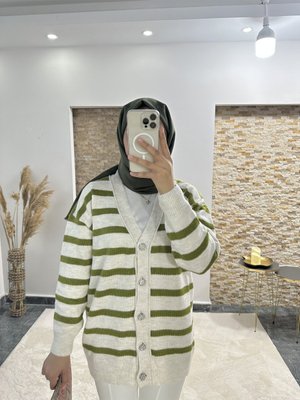 Taş Düğmeli Triko Hırka