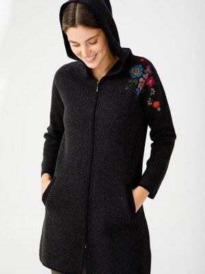 Siyah Reglan Kol Nakış İşlemeli Kaban Siyah Reglan Kol Nakış İşlemeli Kaban