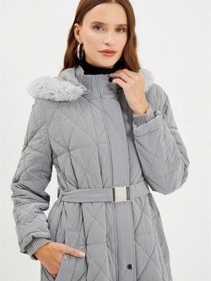 Kürk Detaylı Kapüşonlu Kapitone Mont