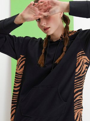 Zebra Detaylı Siyah Kapüşonlu Sweatshirt Tunik Spor Hoodie Zebra Detaylı Siyah Kapüşonlu Sweatshirt Tunik Spor Hoodie