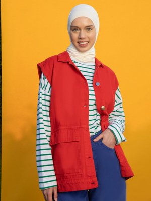 Rahat Kalıp Cep Detaylı Kot Yelek Kırmızı Rahat Kalıp Cep Detaylı Kot Yelek Kırmızı