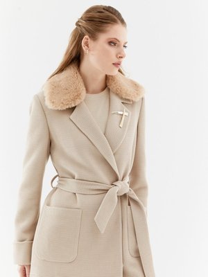 Yakası Kürklü Bronş Detaylı Kemerli Kaban Krem