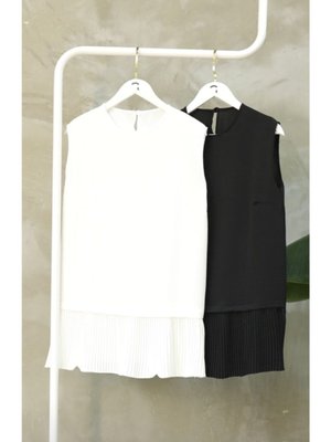 Beyaz Renk Piliseli Kolsuz Penye Içlik