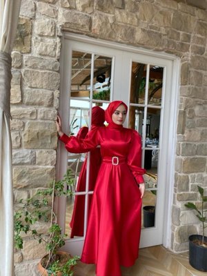 Kırmızı Saten Kemerli Bellae Elbise