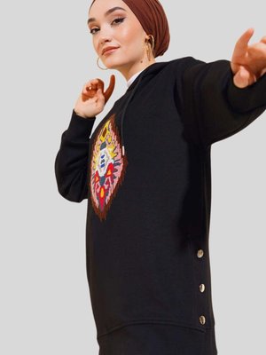 Siyah Önü Nakışlı Yanı Düğmeli Kapüşonlu Tunik Siyah Önü Nakışlı Yanı Düğmeli Kapüşonlu Tunik