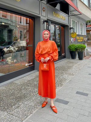 Saten Görünümlü Pileli Etek