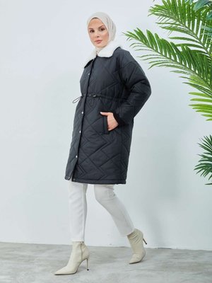 Önden Çıtçıtlı Yakası Kürklü Kapitone Mont