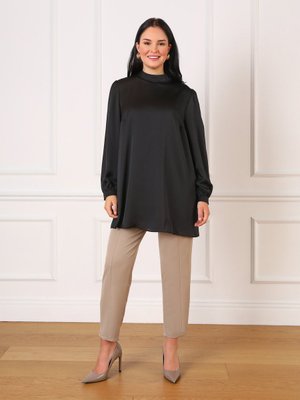 Siyah Büyük Beden Kol Uçları Detaylı Saten Tunik