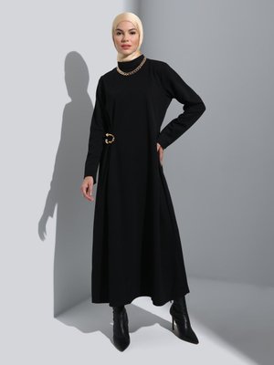 Siyah Broşlu Hakim Yaka Elbise