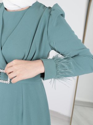 Kolları Tüy Detaylı Kalem Formunda Elbise