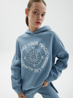 Uzun Tunıc Boy Oversıze Kapşonlu Baskılı Yırtmaçlı Sweatshırt