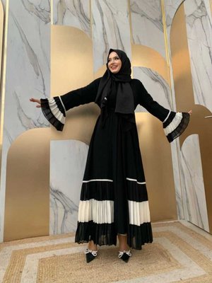 Kol Ve Etek Ucu İki Renkli Bel Kuşaklı Piliseli Abaya Siyah Beyaz Kol Ve Etek Ucu İki Renkli Bel Kuşaklı Piliseli Abaya Siyah Beyaz