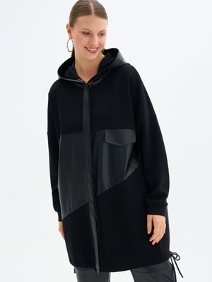 Deri Garnili Kapüşonlu Kap Deri Garnili Kapüşonlu Kap