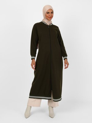 Haki Çizgili Boydan Fermuarlı Büyük Beden Ferace