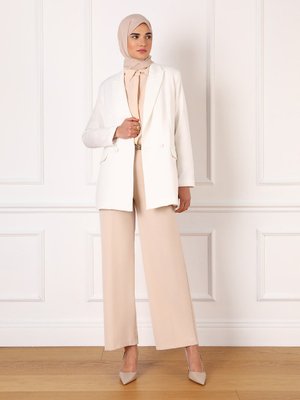 Off White Cep Detaylı Klasik Ceket Off White Cep Detaylı Klasik Ceket