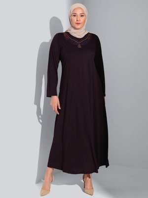 Mürdüm Yakası Kolye İşlemeli Büyük Beden Elbise