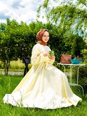 Kuşaklı Bel Büzgülü Elbise Krem