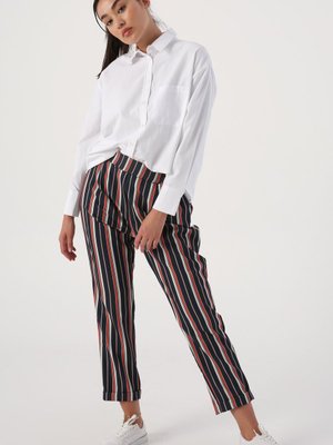 Lacivert Kırmızı Çizgili Desenli Beli Lastikli Pantolon