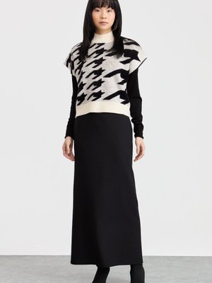 Arkası Pilikaşeli Kalem Etek Siyah