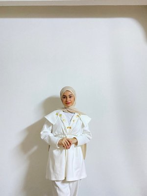 Gold Düğmeli Beyaz Ceket