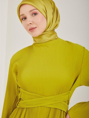 Beli Çapraz Kemerli Piliseli Elbise Fıstık