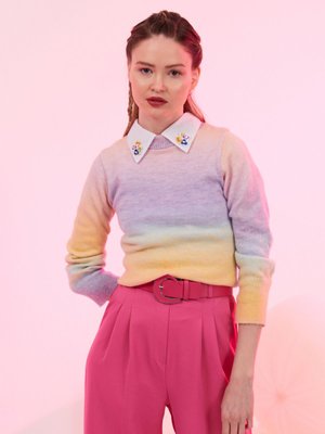 Beyaz Çiçekli Gömlek Yaka