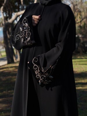 Dubai İpeği Fransız Kadifesi Kolları El İşlemeli Siyah Ferace Dubai İpeği Fransız Kadifesi Kolları El İşlemeli Siyah Ferace