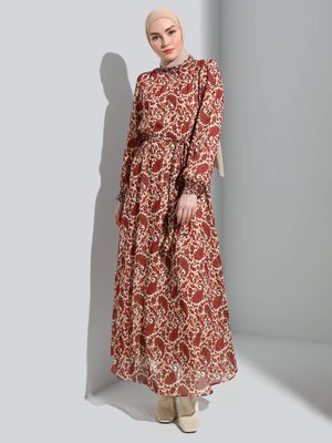 Bordo Zincir Desenli Kuşaklı Balon Kollu Şık Elbise