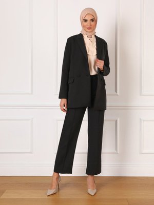 Siyah Cep Detaylı Klasik Ceket