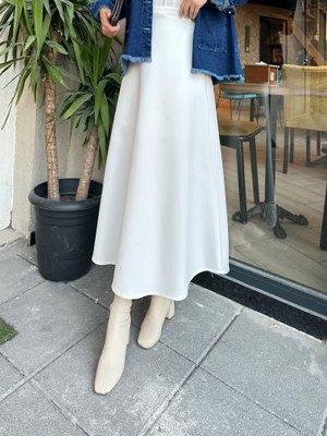 Scuba Kumaş Geniş Çan Etek Beyaz Scuba Kumaş Geniş Çan Etek Beyaz