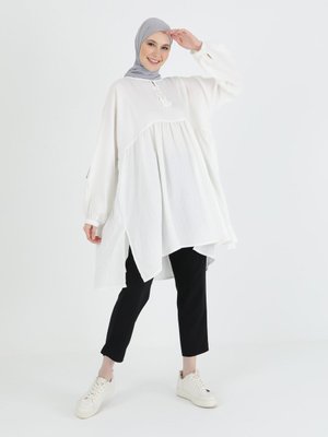 Off White Yırtmaçlı Arkası Uzun Oversize Tunik
