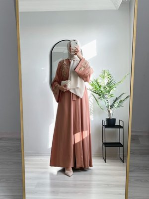 İşlemeli Ferace Dantel Güpür Detaylı Abaya Kap İşlemeli Ferace Dantel Güpür Detaylı Abaya Kap