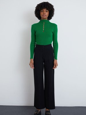 Siyah Düğmeli Pantolon