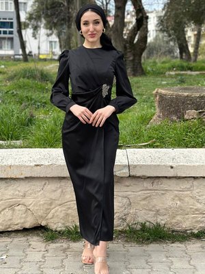Siyah Beli Broşlu Saten Abiye Elbise